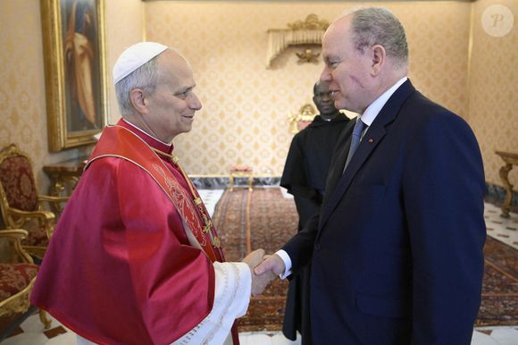 Le pape Léon XIV reçoit le prince Albert II de Monaco en audience pour parler de la paix, l'environnement et l'aide humanitaire, au palais apostolique au Vatican, le 17 janvier 2026. © Zuma Press/Bestimage