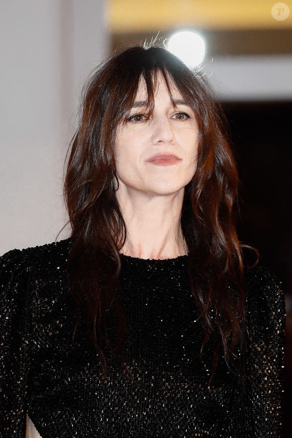 Charlotte Gainsbourg sur le tapis rouge pour la première du film Les Choses Humaines dans le cadre de la 78e Mostra de Venise le 9 septembre 2021 à Venise, Italie.  Photo par Marco Piovanotto/ABACAPRESS.COM