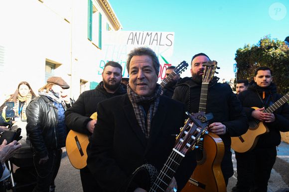 En effet, il a été tellement contrarié par ce qui a été dit vendredi 22 mai 2026 qu'il a posté un communiqué.

Chico Bouchikhi et Gipsy Kings lors de l'hommage public à Brigitte Bardot au Pré des Pêcheurs, dans le quartier de La Ponche à Saint-Tropez après les funérailles de Brigitte Bardot le 7 janvier 2026, à Saint-Tropez. 

Photo par : Florian Poitout/ABACAPRESS.COM