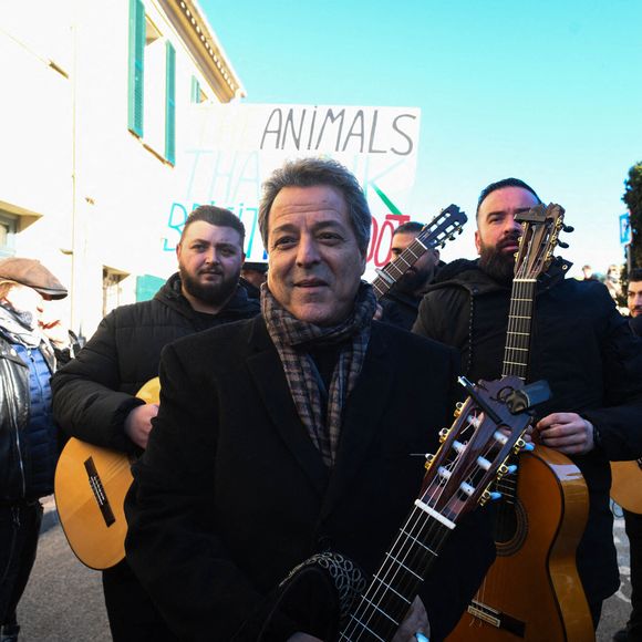 En effet, il a été tellement contrarié par ce qui a été dit vendredi 22 mai 2026 qu'il a posté un communiqué.

Chico Bouchikhi et Gipsy Kings lors de l'hommage public à Brigitte Bardot au Pré des Pêcheurs, dans le quartier de La Ponche à Saint-Tropez après les funérailles de Brigitte Bardot le 7 janvier 2026, à Saint-Tropez. 

Photo par : Florian Poitout/ABACAPRESS.COM