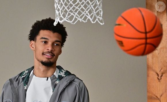 Le joueur international français de basket-ball  et pivot des Spurs de San Antonio (NBA) Victor Wembanyama est revenu dans sa ville du Chesnay-Rocquencourt (Yvelines) pour inaugurer deux terrains de basket en partie financés par la fondation des San Antonio Spurs, en France, le 21 janvier 2025. © Christian Liewig/Bestimage