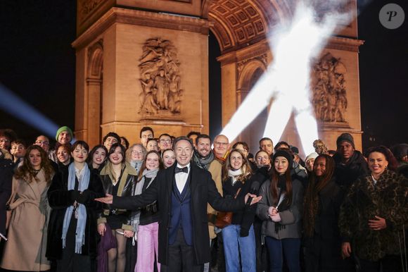 Exclusif - Stéphane Bern présente l'émission "La Grande Soirée du 31 de Paris" diffusée sur France 2 sur les Champs-Elysées, en présence de Anne Hidalgo et Gil Alma, à Paris, France, le 31 décembre 2025. © Jack Tribeca/BHM/Bestimage