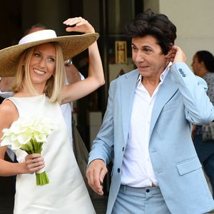 La cérémonie s'est déroulée à la mairie du 18e arrondissement de Paris

Les jeunes mariés, Jean-Luc Lahaye et sa femme Paola (Lahaye-Aubin) à la sortie de la mairie du 18ème arrondissement de Paris - J.L.Lahaye s'est marié en secondes noces avec sa compagne P.Aubin à la mairie du 18ème arrondissement de Paris, le 2 juillet 2025. © Agence / Bestimage