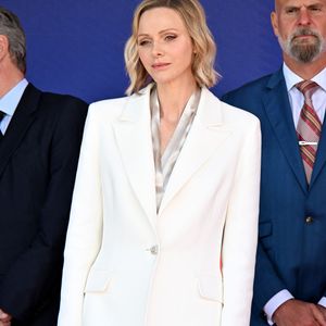 Le prince Albert II de Monaco et la princesse Charlene ont remis les prix du Monaco E-Prix Round 10, entouré par Alejandro Agag, fondateur et président de Formula E, Michel Boéri, le président de l'Automobile Club de Monaco, Alberto Longo, le co-fondateur de la Formula-E, Christophe Mirmand, le ministre d'Etat de la Principauté, et Jeff Dodds, le PDG de la Formula E, durant le Monaco E-Prix 2026, Round 10, le 17 mai 2026. Olivier Rowland, au volant de sa Nissan E-4DRCE 05 a remporté la course devanrt Felipe Drugovich, pilotant une Porsche, suivi par Antonio Felix Da Costa au volant d'une Jaguar I Type 7. © Bruno Bebert / Bestimage