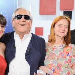 Exclusif - Gilbert Montagne, son épouse Nikole, leur petite fille Elsa et Michel Drucker- Enregistrement de l'émission Vivement dimanche au studio Rive Gauche , présentée par Michel Drucker . Diffusion sur France 3 le 29/03/2026. Photos prises le 18 mars 2026.
© Guillaume Gaffiot / Bestimage