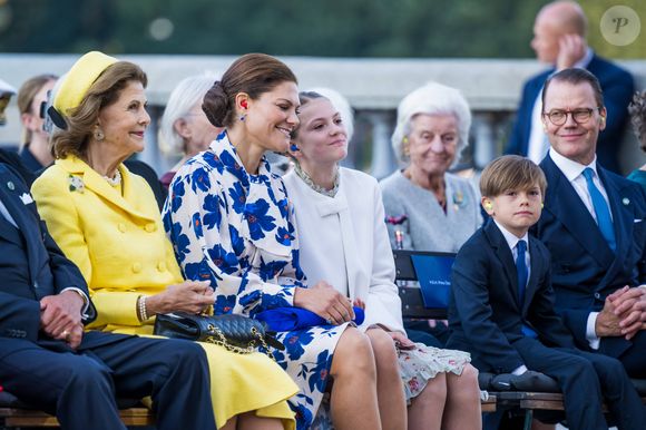 . Certains ont commenté ses cernes, vite défendues comme un simple trait familial. 

La reine Silvia de Suède, La princesse Victoria de Suède, Le prince Daniel de Suède, La princesse Estelle, Le prince Oscar, lors du concert de la ville de Stockholm à Lejonbacken dans le cadre des célébrations du jubilé du roi Carl XVI Gustav de Suède (50ème anniversaire de l'accession au trône du roi) à Stockholm, Suède
Dana Press / Bestimage