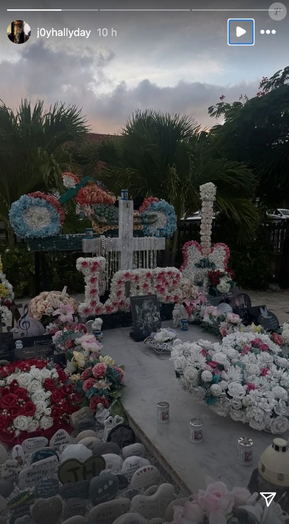 Joy Hallyday qui immortalise depuis l'île de Saint-Barthélémy la tombe de son père Johnny Hallyday sur Instagram- (Capture d'écran 2025)