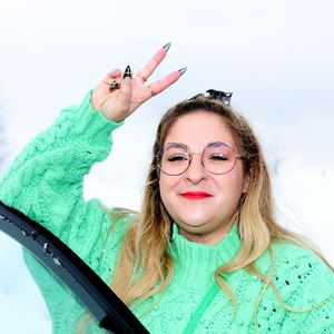 Marilou Berry - Les célébrités prennent le volant sur le circuit sur glace Skoda dans le cadre du 27ème festival International du Film de Comédie de l'Alpe d'Huez, le 19 janvier 2023. 
© Dominique Jacovides / Bestimage