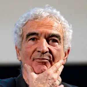 Discret depuis sa séparation avec Estelle Denis, officialisée en 2022, l’ancien sélectionneur semblait pourtant avoir retrouvé l’amour ces derniers mois. 

Raymond Domenech participe à une rencontre Football passion lors du Festival Sport, Littérature et Cinéma à l'Institut Lumière à Lyon le 31/01/2026. © Sandrine Thesillat / PsnewZ / Bestimage