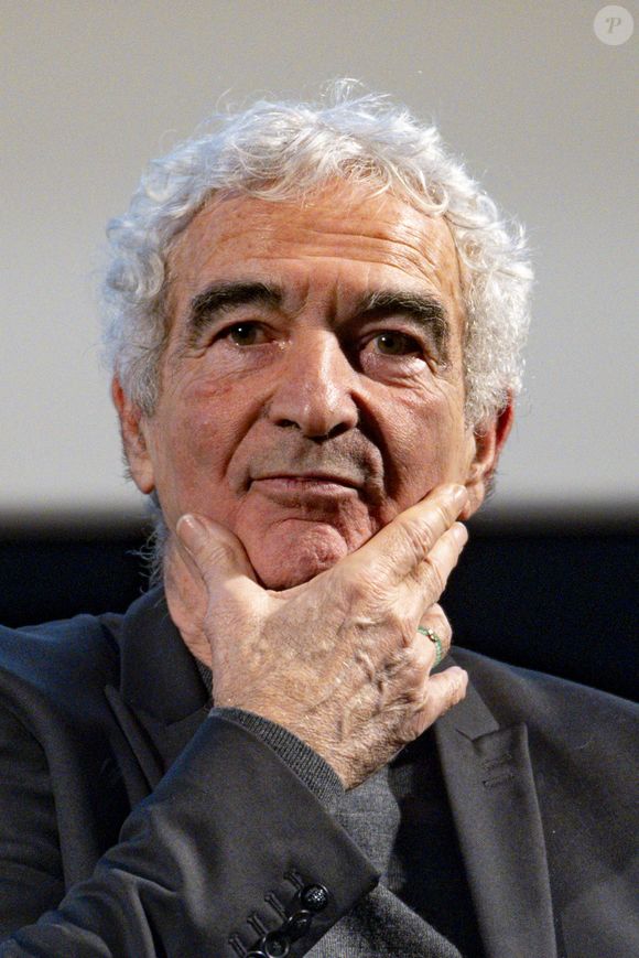 Discret depuis sa séparation avec Estelle Denis, officialisée en 2022, l’ancien sélectionneur semblait pourtant avoir retrouvé l’amour ces derniers mois. 

Raymond Domenech participe à une rencontre Football passion lors du Festival Sport, Littérature et Cinéma à l'Institut Lumière à Lyon le 31/01/2026. © Sandrine Thesillat / PsnewZ / Bestimage