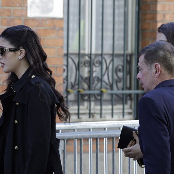 Cylia Chasman et son père Steve Chasman, l'ex-mari de la défunte - Arrivées aux obsèques de N.Farès en l'église Saint-Jean-de-Montmartre à Paris, le 24 avril 2026. 
© Jacovides / Borde / Bestimage