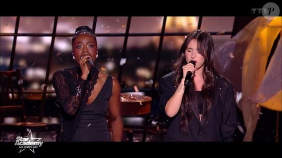 Ambre et Sarah lors de leur prestation durant le prime de la "Star Academy".