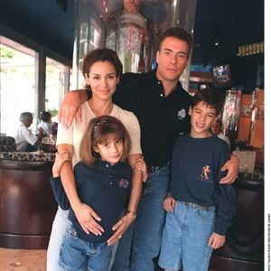 Jean-Claude Van Damme avec sa femme et ses enfants au Planet Hollywood de Cannes.