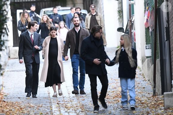 Aurélien Enthoven, Louis Sarkozy et sa femme Natali Husic enceinte, Jean Sarkozy, Giulia Sarkozy - Le clan Sarkozy à la sortie du domicile de Nicolas Sarkozy domicile parisien avant son incarcération à la prison de La Santé à Paris, France, le 21 octobre 2025.  © Bestimage
