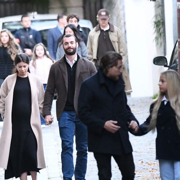 Aurélien Enthoven, Louis Sarkozy et sa femme Natali Husic enceinte, Jean Sarkozy, Giulia Sarkozy - Le clan Sarkozy à la sortie du domicile de Nicolas Sarkozy domicile parisien avant son incarcération à la prison de La Santé à Paris, France, le 21 octobre 2025.  © Bestimage