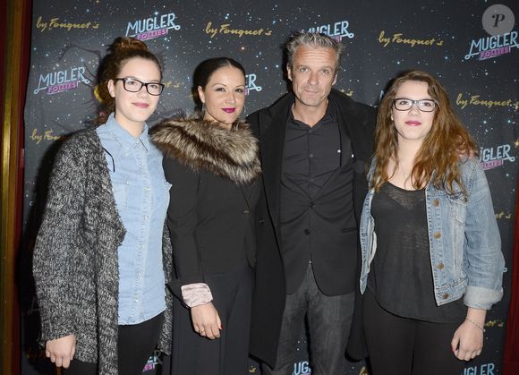 Le travail lui prenait beaucoup de temps
David Brécourt avec ses filles Esther et Salome et une amie - 100ème du spectacle "Mugler Follies" au Théâtre le Comédia à Paris le 26 mai 2014. 