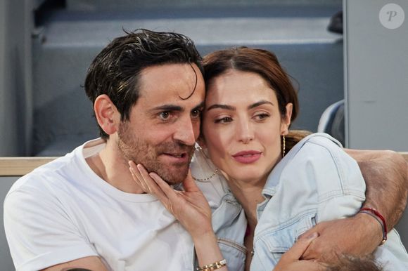 Camille Combal et sa femme Marie en tribunes lors des Internationaux de France de tennis de Roland Garros 2023, à Paris.

 Photo : Jacovides-Moreau / Bestimage