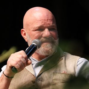 Philippe Etchebest donne l'image d'un homme dur, brut.

Le chef Philippe Etchebest au Festival du Livre gourmand au Théâtre de Périgueux. ©Jean-Marc LHOMER/Bestimage.