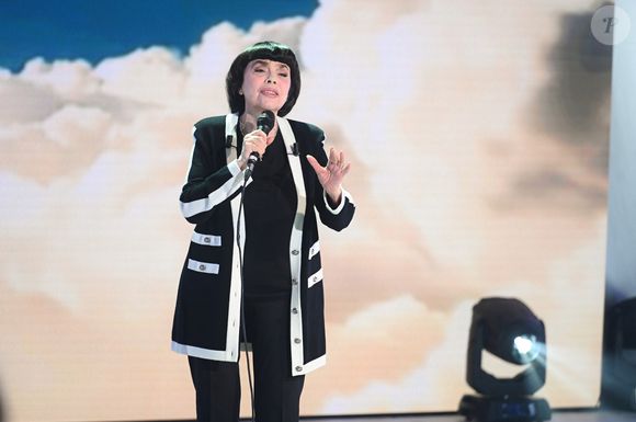 Exclusif - Mireille Mathieu - Enregistrement de l'émission "Vivement dimanche" aux studios Rive Gauche, présentée par M.Drucker et diffusée le 5 octobre 2025 sur France 3.
Guillaume Gaffiot/Bestimage