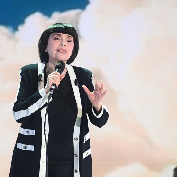 Exclusif - Mireille Mathieu - Enregistrement de l'émission "Vivement dimanche" aux studios Rive Gauche, présentée par M.Drucker et diffusée le 5 octobre 2025 sur France 3.
Guillaume Gaffiot/Bestimage
