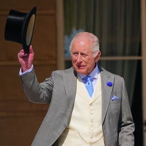 Toutefois dans un contexte économique particulièrement tendu en Angleterre, sa dernière folie a aussi eu le mérite d'agacer certains Twittos : “Charles veut une image verte, mais son portefeuille reste royal", “Une voiture à 190 000 € en pleine inflation ? C’est un signal désastreux". 

Le roi Charles III d'Angleterre fête le jardin royal au palais de Buckingham à Londres. 14/05/2025. (ALPHA AGENCY / BESTIMAGE).