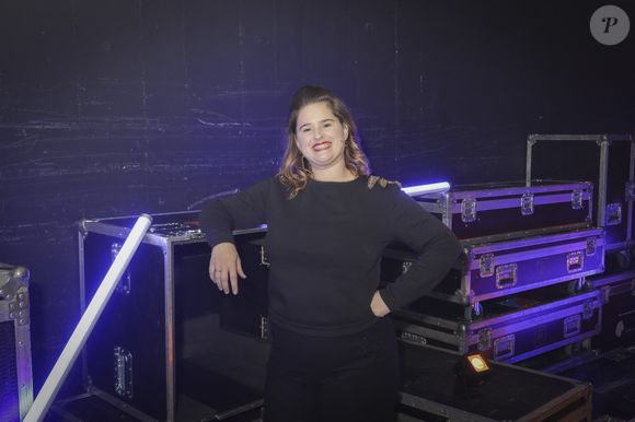 Mais également leur fille de 4 ans, "qui fait école à la maison... ou plutôt dans l'autocar". 

Exclusif - Elodie Poux - Backstage - Enregistrement de l'émission "Le Grand Show de l'Humour : quels sont vos humoristes préférés en 2023 ?", diffusée le 11 février sur France 3. 
© Jack Tribeca / Bestimage