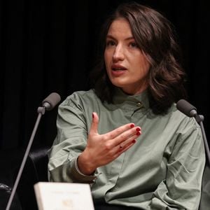 Exclusif - La philosophe et petite-fille de l'acteur Michel Galabru, Sophie Galabru présente son livre "Nos dernières fois" - Allary Editions, à la Station Ausone-Librairie Mollat à Bordeaux, le 14 mars 2025. © Jean-Marc Lhomer/Bestimage