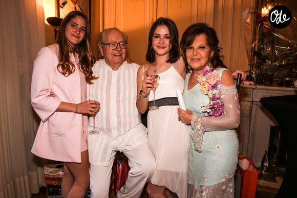 Le futur acquéreur est une famille anonyme désirant s'installer au vert tout en restant près de Paris.

Exclusif - Jean-Marie Le Pen avec ses petites-filles Mathilde Chauffroy et Jehanne Chauffroy, les filles de Marine Le Pen et sa femme Jany Le Pen - Jean-Marie Le Pen fête ses 88 ans au manoir de Montretout avec sa famille et de nombreux amis à Saint-Cloud le 25 juin 2016.