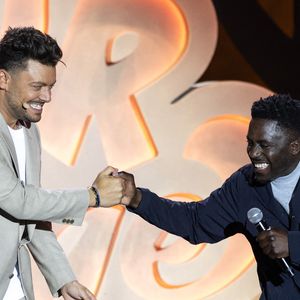 Exclusif - Kev Adams, Kody Kim - Enregistrement de l'émission "L'humour à la plage" pour la 2eme édition du festival de Juan les Pins à la pinède Gould le 27 juin 2025.  © Bruno Bebert / Bestimage
