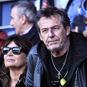 Face à la tension, l’animateur a décidé d'intervenir lui-même.

Jean-Luc Reichmann et son épouse Nathalie Lecoultre - Célébrités dans les tribunes lors du match de football de Ligue 1 McDonald's opposant le Paris Saint-Germain (PSG) au FC Nantes (3-0) au Parc des Princes à Paris le 22 avril 2026. © Baptiste Autissier /PsnewZ / Bestimage