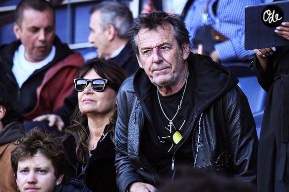 Face à la tension, l’animateur a décidé d'intervenir lui-même.

Jean-Luc Reichmann et son épouse Nathalie Lecoultre - Célébrités dans les tribunes lors du match de football de Ligue 1 McDonald's opposant le Paris Saint-Germain (PSG) au FC Nantes (3-0) au Parc des Princes à Paris le 22 avril 2026. © Baptiste Autissier /PsnewZ / Bestimage