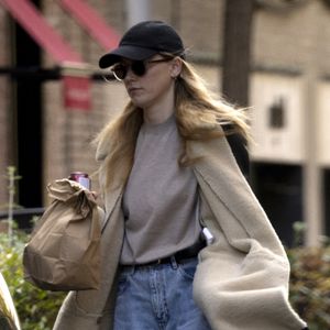 Amber Heard, bientôt maman pour la deuxième fois, a accompagné sa fille à l'école à Madrid et passe à la boulangerie le 9 décembre 2024.

Photo : Europa Press / Bestimage