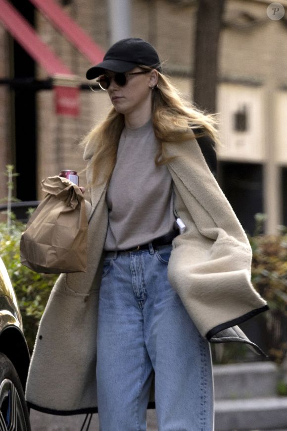 Amber Heard, bientôt maman pour la deuxième fois, a accompagné sa fille à l'école à Madrid et passe à la boulangerie le 9 décembre 2024.

Photo : Europa Press / Bestimage