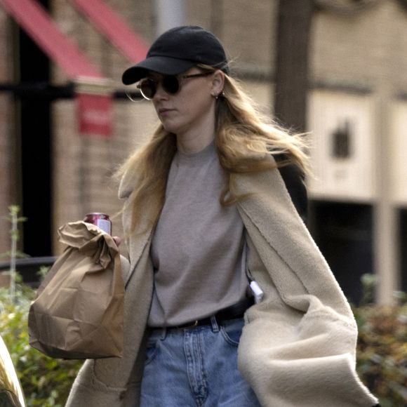 Amber Heard, bientôt maman pour la deuxième fois, a accompagné sa fille à l'école à Madrid et passe à la boulangerie le 9 décembre 2024.

Photo : Europa Press / Bestimage