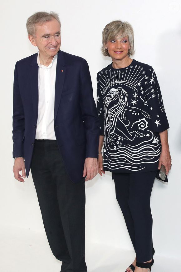 Exclusif - Bernard Arnault et Hélène Arnault posent au greeting du défilé de mode Christian Dior Haute-Couture automne-hiver 2024/2025 lors de la Fashion Week de Paris, France, le 24 Juin 2024. © Bertrand Rindoff / Bestimage