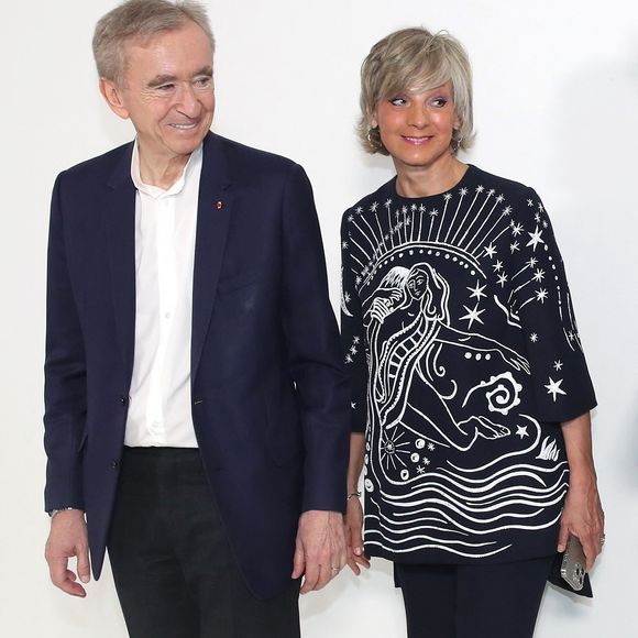 Exclusif - Bernard Arnault et Hélène Arnault posent au greeting du défilé de mode Christian Dior Haute-Couture automne-hiver 2024/2025 lors de la Fashion Week de Paris, France, le 24 Juin 2024. © Bertrand Rindoff / Bestimage