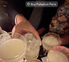 La deuxième image nous emmène directement à l’intérieur : plusieurs verres de cocktails sont réunis au-dessus d’une table, tandis que l’on distingue les assiettes, les couverts et quelques détails du dîner.

Story Laeticia Hallyday Septembre 2026