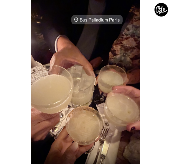 La deuxième image nous emmène directement à l’intérieur : plusieurs verres de cocktails sont réunis au-dessus d’une table, tandis que l’on distingue les assiettes, les couverts et quelques détails du dîner.

Story Laeticia Hallyday Septembre 2026