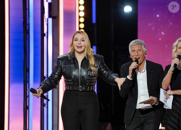 Santa (marraine de l'édition 2025), Nagui, Sophie Davant lors de la deuxième soirée de la 39ème édition du Téléthon sur France 2 aux Studios du Lendit à Saint-Denis, France, le 6 décembre 2025. Les trente heures du Téléthon 2025 s'achèvent sur un compteur de 83,5 millions d'euros. © Anne-Sophie Guebey/Bestimage
