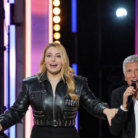 Santa (marraine de l'édition 2025), Nagui, Sophie Davant lors de la deuxième soirée de la 39ème édition du Téléthon sur France 2 aux Studios du Lendit à Saint-Denis, France, le 6 décembre 2025. Les trente heures du Téléthon 2025 s'achèvent sur un compteur de 83,5 millions d'euros. © Anne-Sophie Guebey/Bestimage