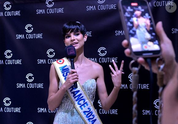 Lors de la soirée d'élection de Miss France 2025 qui s'est déroulée le 14 décembre dernier, laquelle a sacré Miss Martinique, Angélique Angarni-Filopon,

Exclusif - Eve Gilles (Miss France 2024) - Défilé de mode "Sima Couture" à Enghien le 5 novembre 2024. © Rachid Bellak/Bestimage