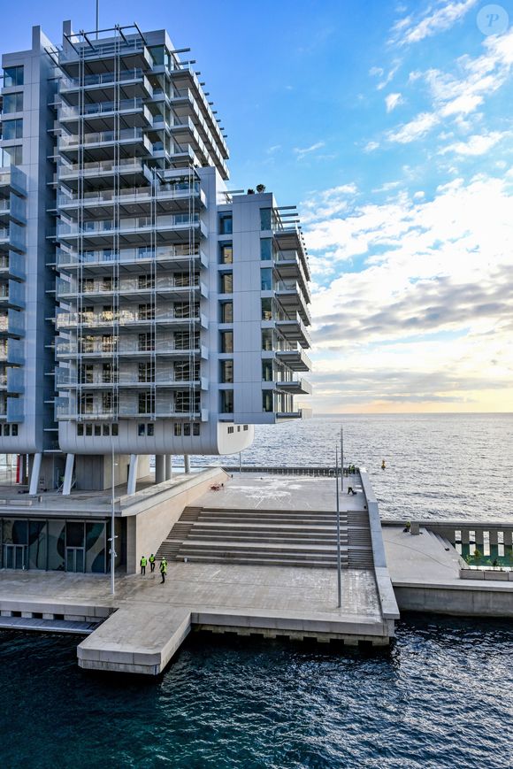 Une surface hallucinante de 2 500 m² répartie sur pas moins de cinq étages, 21 chambres pour accueillir tout son entourage dans le plus grand des conforts, une immense piscine privée et huit places de parking.

Rinat Akhmetov, l'homme le plus riche d'Ukraine, a acheté le bien immobilier individuel le plus cher de l'histoire en s'offrant un appartement pour 471 millions d'euros à Monaco, un appartement grand luxe en plein cœur du quartier de Mareterra.) - Une vue du chantier des infrastructures maritimes de la future extension dite de l'anse du Portier ou Mareterra, un jour avant son inauguration, à Monaco le 3 décembre 2024. © Bruno Bebert / Bestimage