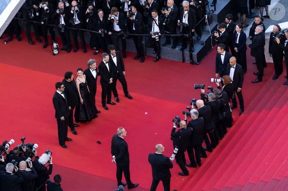 Yodelice (Maxim Nucci), Denis Ménochet, Marion Cotillard, Leonardo Sbaraglia, Guillaume Canet et Simon Jacquet - Montée des marches du film " Karma " lors du 79ème Festival International du Film de Cannes, le 15 mai 2026. © Camilla Canalini / Bestimage