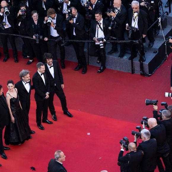 Yodelice (Maxim Nucci), Denis Ménochet, Marion Cotillard, Leonardo Sbaraglia, Guillaume Canet et Simon Jacquet - Montée des marches du film " Karma " lors du 79ème Festival International du Film de Cannes, le 15 mai 2026. © Camilla Canalini / Bestimage