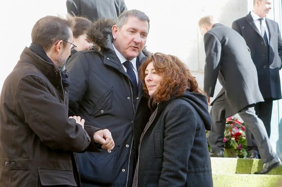 Exclusif - Yves Calvi et sa femme Valérie Lefèvre - Obsèques de Gérard Calvi (de son vrai nom Grégoire Élie Krettly) en l'église Saint-Roch à Paris, le 27 février 2015 
AGENCE / BESTIMAGE