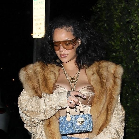 Rihanna porte un corset très décolleté à la sortie d'un dîner chez Giorgio Baldi à Santa Monica, Los Angeles, Californie, Etats-Unis, le 11 novembre 2024. Photo : Backgrid USA / Bestimage