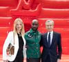 C'est un nom qui déchaîne bien sûr les passions. Car l'industriel natif de Roubaix a monté un empire : celui de LVMH.
Delphine Arnault (directrice générale adjointe de Louis Vuitton), son père Bernard Arnault (actionnaire majoritaire et PDG LVMH) et Virgil Abloh (directeur artistique Louis Vuitton Homme) - Photocall du défilé Louis Vuitton mode Hommes printemps-été à Paris .
© Olivier Borde / Bestimage
