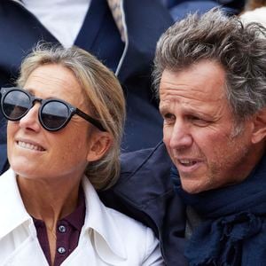 Anne-Sophie Lapix et son mari Arthur Sadoun dans les tribunes au même moment dans les tribunes des Internationaux de France de tennis de Roland Garros 2024 à Paris, France, le 2 juin 2024. © Jacovides-Moreau/Bestimage