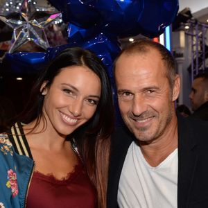 Delphine Wespiser a choisi de se remettre avec Roger Erhart.

Exclusif - Delphine Wespiser (Miss France) et son compagnon Roger Erhart - 1er anniversaire de la collaboration entre l'artiste contemporain R.Orlinski avec le parc Disneyland Paris, au Disney Store, à Paris, France. © Rachid Bellak/Bestimage