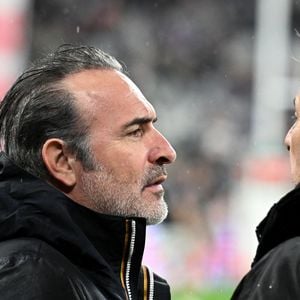 Façonner le bois noble pour redonner leur splendeur aux grands domaines viticoles. Mais ces maîtres du bois réalisent également des charpentes, des menuiseries intérieures et du mobilier sur-mesure. 

Jean Dujardin, Jean-Luc Reichmann - Célébrités dans les tribunes du match d'ouverture du Tournoi des six nations : France-Irlande (36-14) au Stade de France à Saint-Denis le 5 février 2026. © Lionel Urman/Bestimage